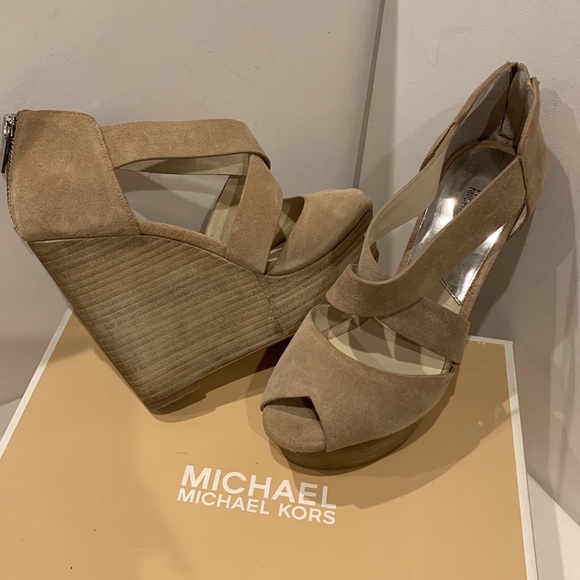NWOT Michael Kors Wedge Light Beige Suede Platform Sandal Harley Silver Hardware - Picture 16 of 16